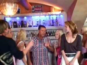 Huren gieren nach Gruppensex. Unsere saftigen und geilen Schlampen