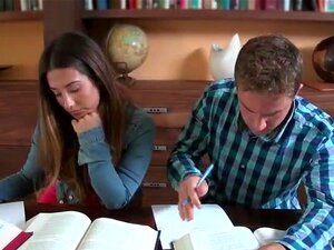 МИЛФ Индија једе слатку Еву и упуштају