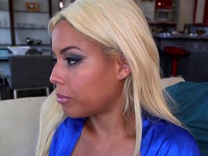 Verführerische Milf mit großen Titten wird im Trio geleckt.