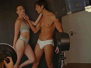 Die rasierte Riley Nixon lässt sich den Arsch zerstören - Tushy