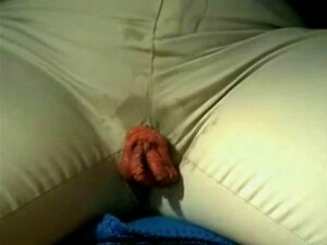 Saftiga köttgardiner genom byxorna. Saftiga köttgardiner genom