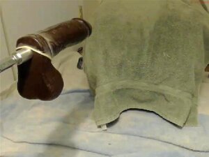 Un twink amateur baisé par une machine à baiser