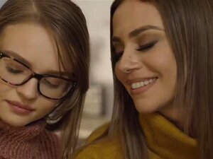 Naive süße Tochter bekommt einen Dreier mit Pflege-Stiefeltern