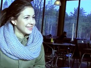 Russische Süße wird von zwei Typen auf der Toilette durchgefickt.