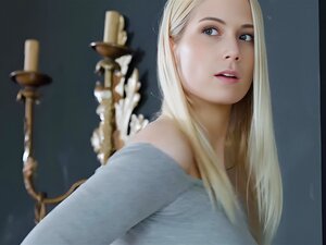 Die dünne blonde heiße Sharon White reibt sanft ihre durchnässte