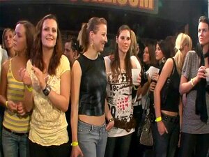 Junge Süße wird nach dem Tanzen hart durchgefickt