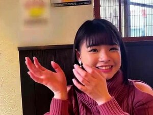 Japonaise se doigtant la chatte poilue