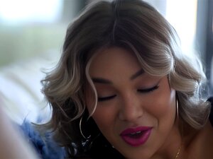 Reiche Shemale leckt und fickt die enge Muschi Ihrer Freundin