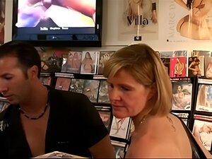 Erlebe die sündhafte Begegnung zwischen einer reifen, blonden MILF