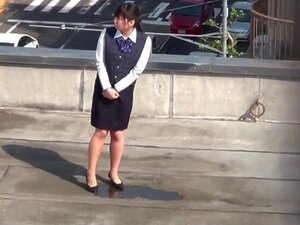 Asiatisk babe blöter ner sig själv. Asiatisk babe blöter ner sig