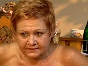 La chatte d'une grand-mère se fait pilonner