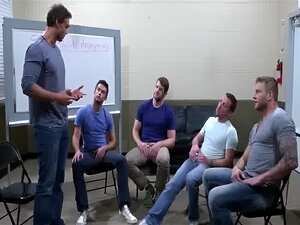 Gruppensex-Schwule lutschen einen harten Schwanz