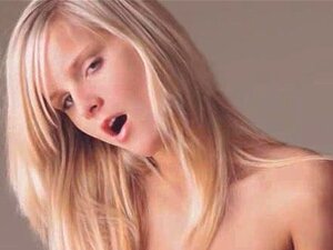 Busige blonde Prinzessin dildiert sich die Muschi