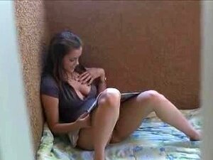 Busige Stiefschwester beim Masturbieren gefilmt