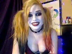 Harley Quinn Cosplay fickt sich selbst vor der Kamera -