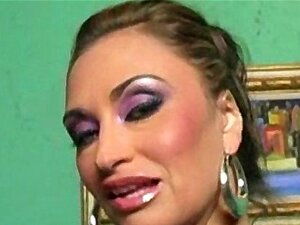 Großtittige MILF Claudia Valentine bläst Schwanz für ein RIESIGES