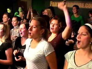 Viele Frauen lutschen Schwänze