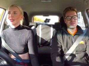 Blond sötnos som blåser stor fet kuk. Att sitta bredvid honom i