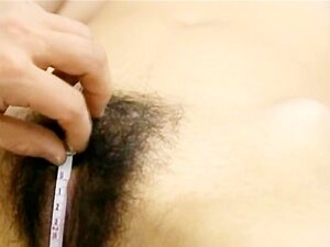 Estudante amadora e peluda fazendo massagem