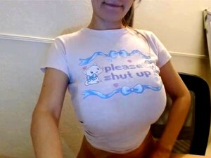 Enger Arsch, versaute Blondine mit großen Titten masturbiert im