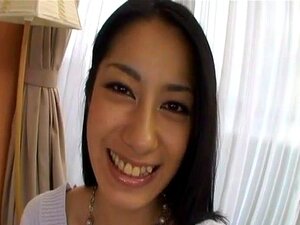 Kyoka Ishiguro mit haariger Muschi bietet guten Handjob und Headjob,