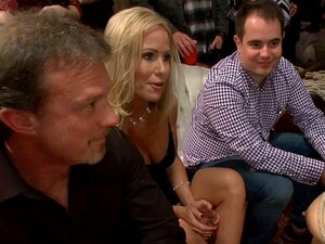 Asiatische Schlampe in der Öffentlichkeit begrapscht. Gefesselte