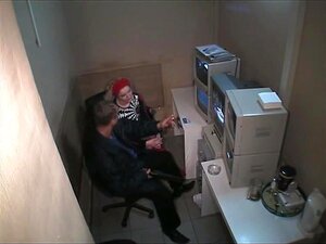 Voyeur-Blondine im Besitz, Blondine in roten Stiefeln wird vom