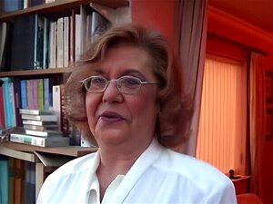 Oma mit gepiercter nasser Spalte zieht sich aus und spielt,