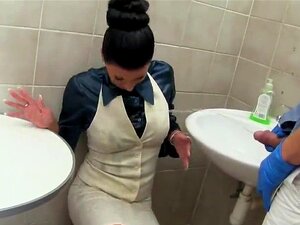 Förbluffad modell i underkläder blir kissad på och skakad.