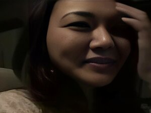 Geile milf met enorme tieten bedriegt geneukt als haar man onder de