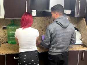 Frau und Ehepartner kochen, aber sein Verbündeter tastet seine Frau