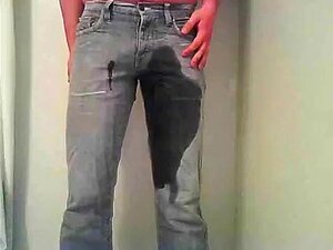 Junge pisst sich in die Hose und wichst, das bin ich, pisse mir in die