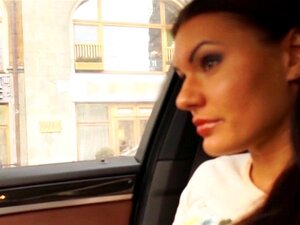 Busige Süße wird im Auto anal genommen. Fremder hat eine sexy