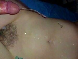 Riesiger langsamer Mo-Cumshot auf Körper, Titten und Muschi. Riesiger