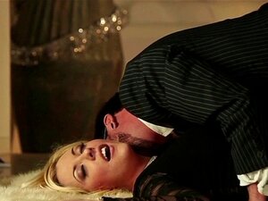 Heiße blonde Schönheit mit üppigen Titten