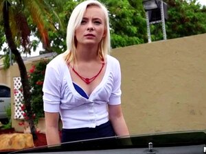 La piccola Maddy Rose fa l'autostop e scopa al
