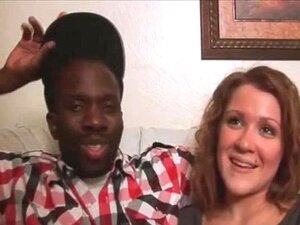 Jättitissinen mimmi ratsastaa mustalla kyrvällä