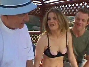 Hete MILF werkt haar hoeken af