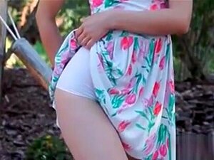 Sex-Göttin Zoe posiert nackt im Freien