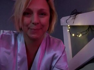 Stiefmutter massiert Stiefsohn vor dem Schlafengehen - Brianna Beach -