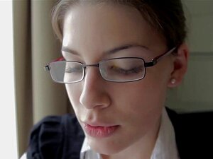 Nerdige heiße Braut, ins Gesicht mit Sperma bemalt. Ich liebe nerdige