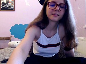 Boezemrijke Goth Cutie Strip masturbeert op webcam