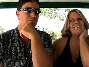 Isotissinen pullea nainen antaa todella mahtavaa suuseksiä