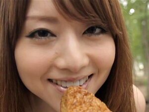 Akiho Yoshizawa, una bella milf asiatica, si gode il sesso all'aperto,