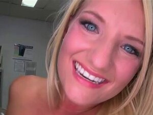 Blonde Amateurin reitet auf dem Casting-Couch-Schwanz