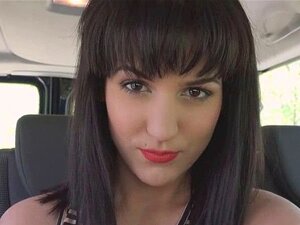 Schau dir Bella Beretta an, wie sie große und harte Typen lutscht