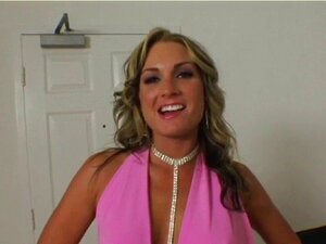 Sensazione di pompino bagnato. La ragazza sta divorando il cazzo dei