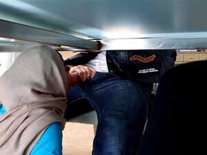 Arabische Süße wird erwischt, MILF lutscht Schwanz unter dem Tisch