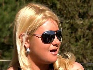 Gutaussehende Typen mit zwei großen Titten, Frauen, die draußen