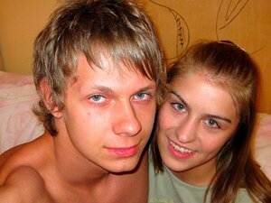 Frische Sexpuppe Alis steht auf harten Sex im Schlafzimmer mit einem